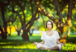 世界学生室内足球技巧营：快速换位训练提升得分效率，足球换位置