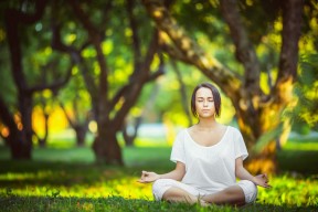 世界学生室内足球技巧营：快速换位训练提升得分效率，足球换位置