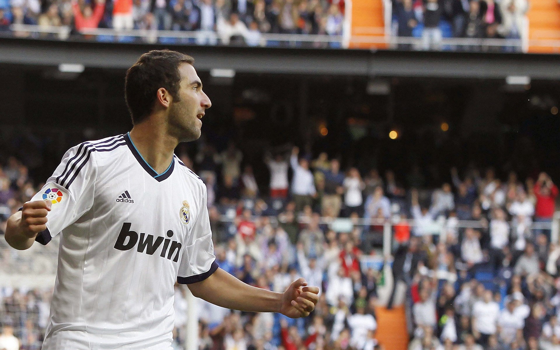 体育新闻中心比赛氛围还原,体育赛事新闻稿标题