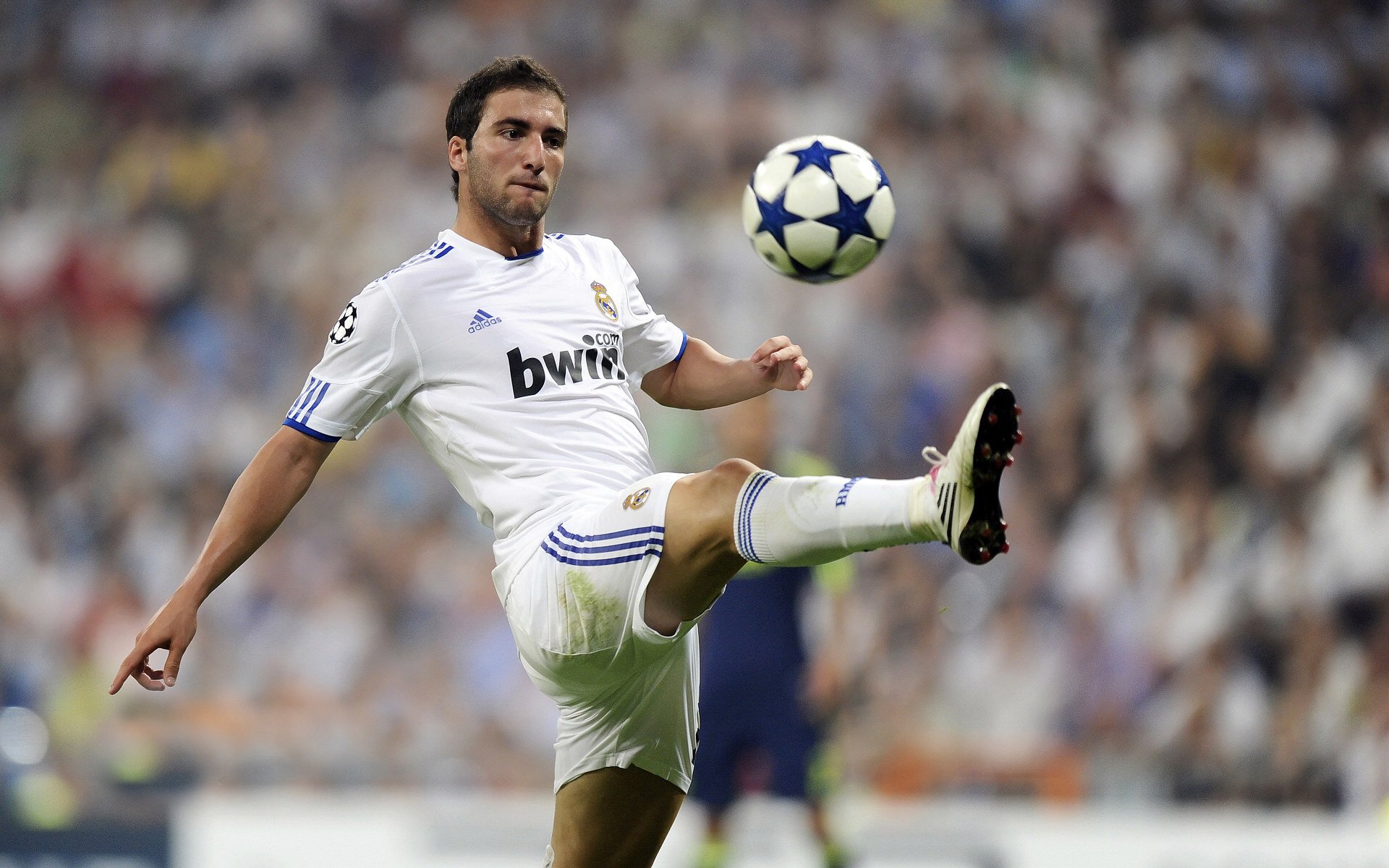 特色足球艺术作品在公共空间展出,丰富城市文化生活,足球的艺术作品